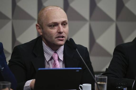 Walter Delgatti Neto disse que ex-presidente teria lhe oferecido um indulto para que violasse medidas cautelares da Justiça e invadisse o sistema das urnas eletrônicas