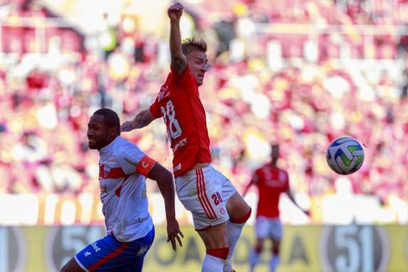 Único gol da partida foi marcado pelo ex-colorado Thiago Galhardo, de pênalti, na etapa inicial