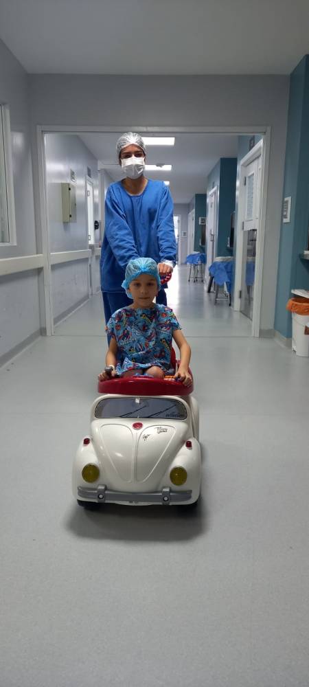 Hospital confeccionou camisolas personalizadas para os pequenos, trazendo cor e alegria para estes pacientes