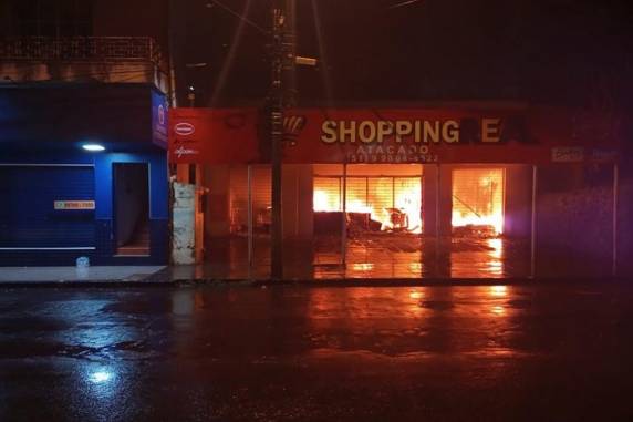 Bombeiros foram acionados ainda na noite de domingo para combater as chamas