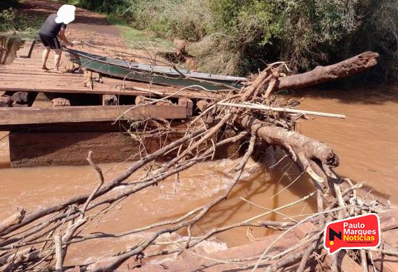 Estrutura de madeira foi parcialmente levada pelas águas do rio