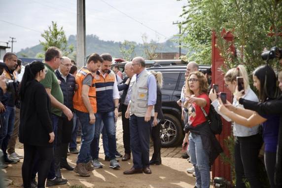 Presidente em exercício está acompanhado de representantes de diversos ministérios