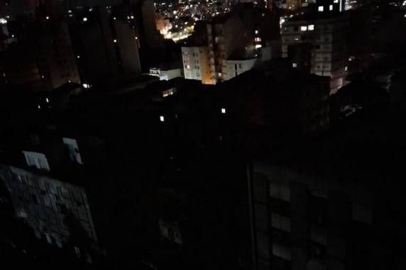 Na Avenida Assis Brasil, próximo à Rua Dona Alzira, o telhado de um bar voou e atingiu um carro no estacionamento de um condomínio