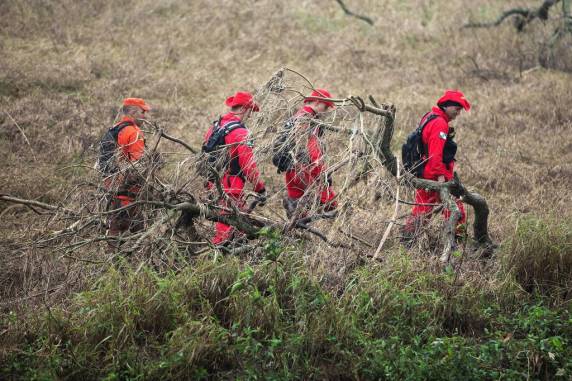 Cidade com 2,4 mil habitantes, onde foram encontrados dois dos 48 corpos da tragédia, ainda procura por nove pessoas