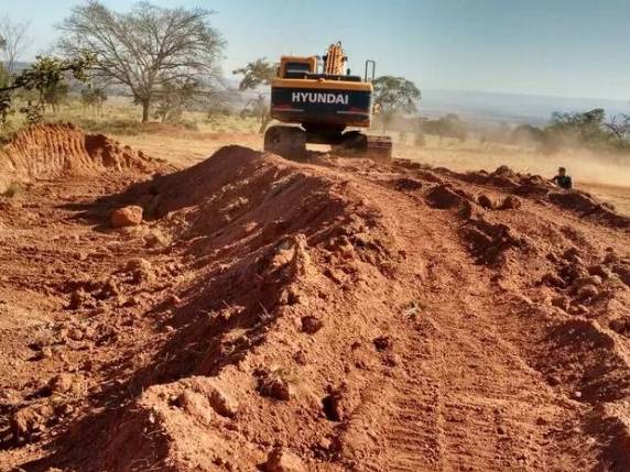 O cascalho é fundamental para a manutenção das estradas rurais.