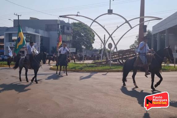 O Desfile da Semana Farroupilha ocorreu nesta manhã no Centro da cidade