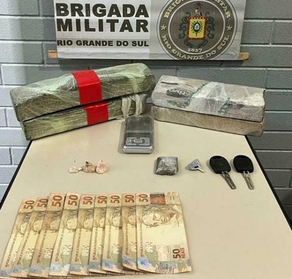 Durante patrulhamento em local conhecido por ser ponto de traficância os quatro indivíduos foram abordados.