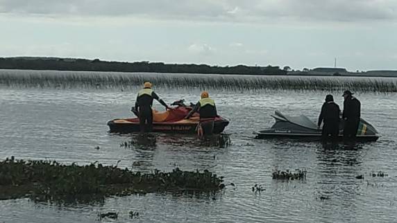 Homem também utilizava colete salva-vidas e conseguiu se salvar
