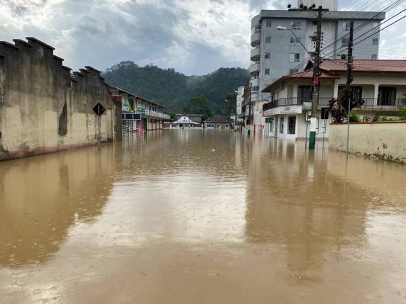 Estado seguirá com chuva volumosa até o fim de domingo. Por conta disso, governo estadual está em atenção especial para a região do Vale do Itajaí.