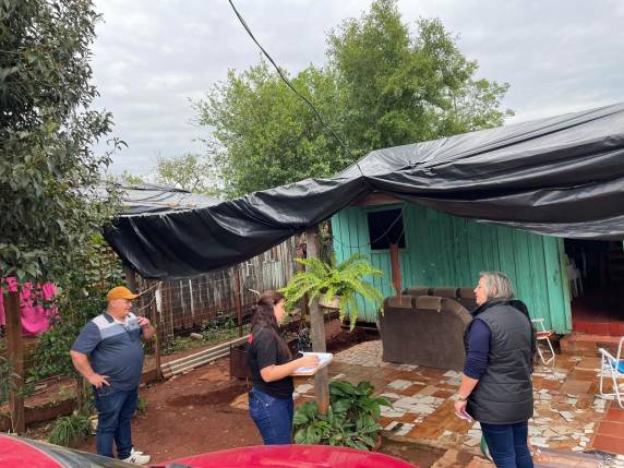 Após tempestade de granizo que atingiu a cidade na semana passada, a comunidade continua em reconstrução