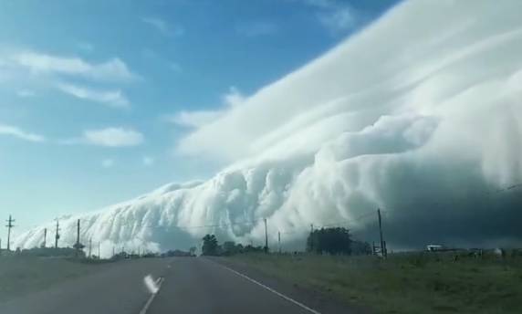 Pouco depois da gravação, o tempo se instabilizou na região com registro de chuva e que foi forte em pontos de Cerro Largo à medida que a frente fria se deslocava do Uruguai para o Rio Grande do Sul na primeira metade do dia.