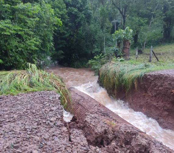 Segundo os bombeiros, veículo foi arrastado por 400 metros até ficar preso em árvores em Barra Bonita. Condutor não se feriu. Seis pessoas já morreram em SC em decorrência das chuvas.