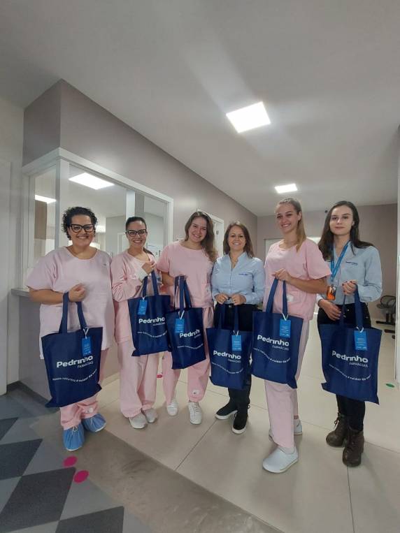 Cada kit conta com materiais de higiene e um boneco da Pedrinho.