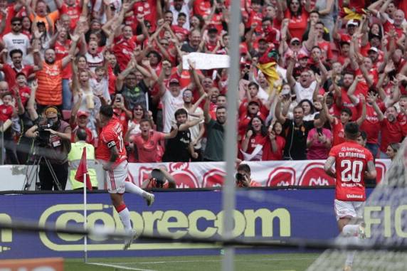 Colorado marcou com Kevyson (contra), Alan Patrick, Valencia (duas vezes), Wanderson, Bustos e Luiz Adriano. Maxi Silvera descontou para o time paulista