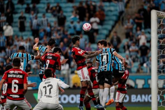 Com gols dos jogadores que vieram do banco, Tricolor encerrou a seca sem vencer o time carioca