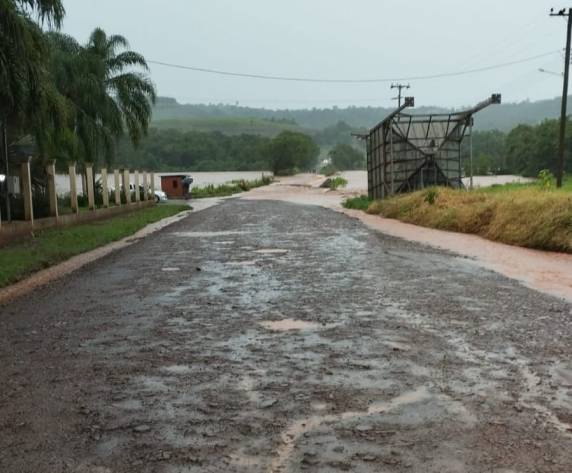 Diversos pontos de interrupções de rodovias e estradas foram registrados nesta manhã