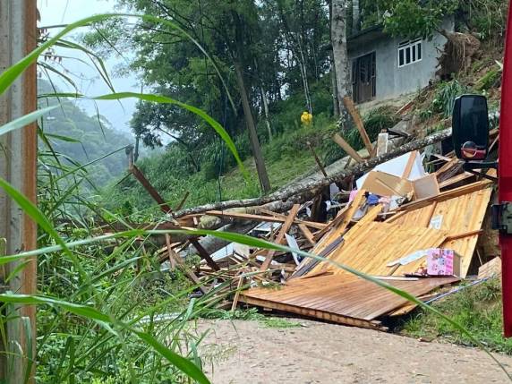 Há ocorrências no Vale, Oeste e Sul de Santa Catarina. Mau tempo é provocado pela frente fria associada ao ciclone extratropical que influência o tempo no estado.