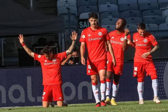 Bruno Rodrigues marcou para os donos da casa; Mauricio e Wanderson fizeram os gols do Colorado, que não vencia o rival em BH pela competição nacional desde 1987