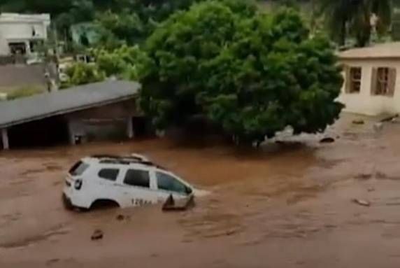 Veículo da Brigada Militar está completamente destruído