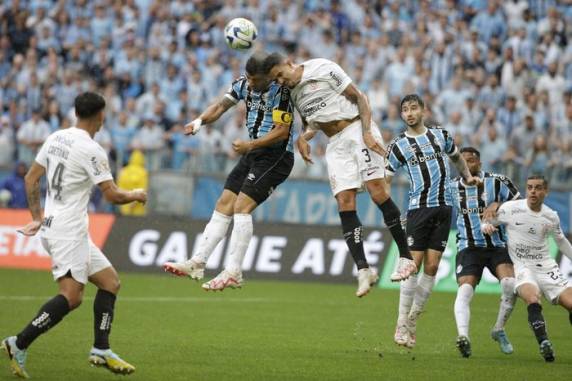 Em tarde de recorde de público, Tricolor teve um jogador a mais por quase 80 minutos, mas não conseguiu fazer gol e caiu para a terceira colocação