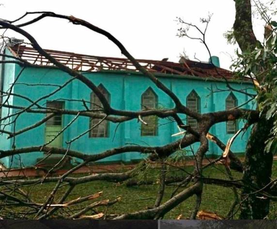 Fortes rajadas vento, granizo e muita chuva, destelharam casas, galpões e comércio.