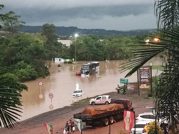 Encosta caiu sobre sede de empresa em Concórdia, no Oeste catarinense. Estado sofre há dois dias com chuvas fortes e alertas para enchentes e novos deslizamentos.