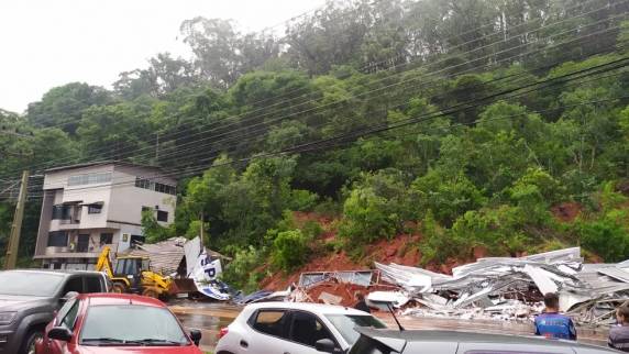 Encosta caiu sobre sede de empresa em Concórdia, no Oeste catarinense. Estado sofre há dois dias com chuvas fortes e alertas para enchentes e novos deslizamentos.