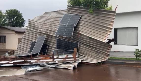 Várias casas foram destelhas na cidade