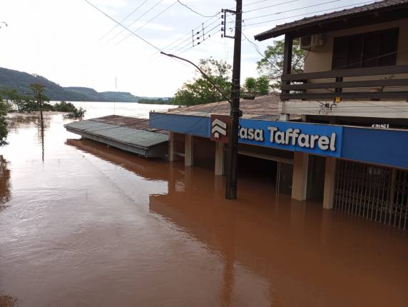 O nível medido na régua argentina de Soberbio, junto ao extremo Noroeste do Rio Grande do Sul, às 6h da manhã deste sábado, atingia 19,20 metros.