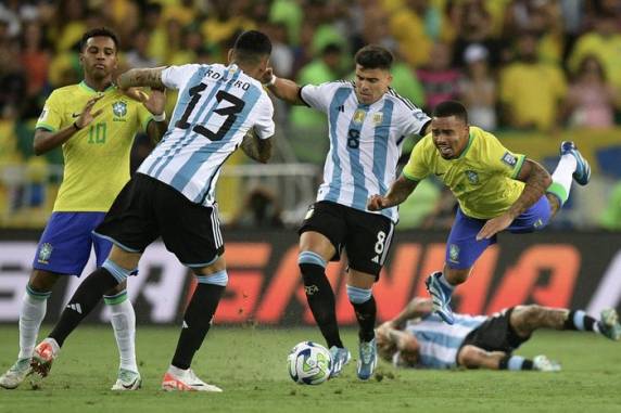 Partida, precedida por briga nas arquibancadas, marcou a terceira derrota seguida da Seleção