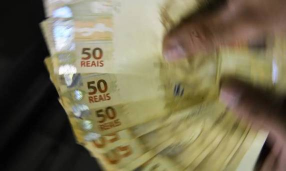 Segundo o Departamento Intersindical de Estatística e Estudos Socioeconômicos (Dieese), o salário extra injetará R$ 291 bilhões na economia neste ano. Em média, cada trabalhador deverá receber R$ 3.057.