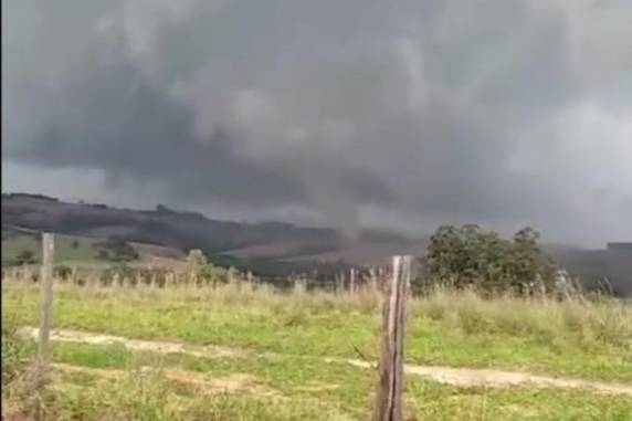 Gaúchos vivem na região conhecida como ?Corredor de tornados?, marcada pela frequência do fenômeno que poderá ocorrer ainda em 2023, resultante do choque de massas de ar quente e frio