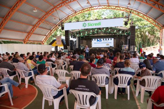 O Seminário Técnico Café com Leite Sicredi foi promovido  com o apoio da Prefeitura Municipal, por meio do apoio da equipe da Secretaria Municipal de Agricultura e Meio Ambiente, do programa Juntos para Competir (Farsul, Senar, Sebrae), APL Leite e da cooperativa Sicredi Noroeste RS/MG.