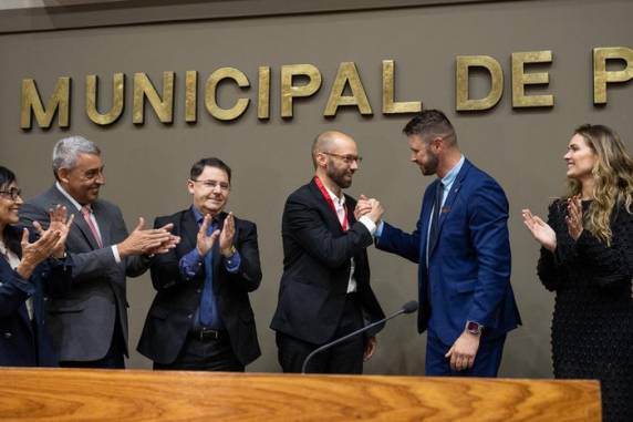 Homenagem emocionou familiares, amigos e colegas que foram à Câmara prestigiar o jornalista