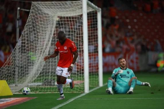 Colorado ganhou por 3 a 1, com gols de Valencia, Alan Patrick e Pedro Henrique