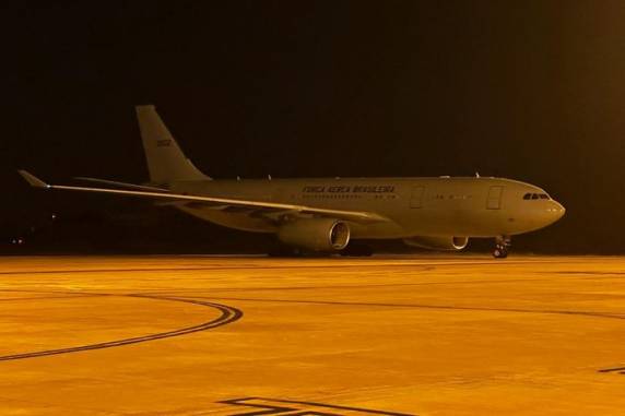 No total, segundo a Força Aérea Brasileira, a operação Voltando em Paz já repatriou mais de 1,5 mil brasileiros e parentes