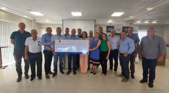 Recebido pelo presidente do HVS, Rubens Zamberlan, pela diretora-geral Vanderli de Barros, demais diretores e gerentes, o grupo contou com a presença do vice-prefeito Aldemir Ulrich, do presidente da FUMSSAR Délcio Stefan e do chefe de Gabinete Paulo Kunkel. Além da entrega, o grupo visitou o 6º pavimento da Nova Unidade, onde funcionará o serviço e o 5º pavimento, onde está instalada a nova UTI Adulto do Hospital.