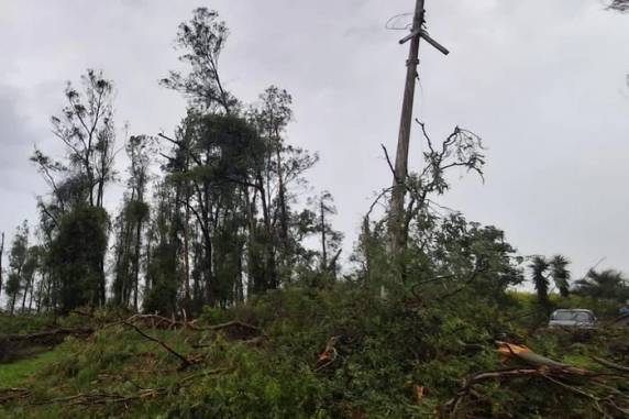 Pelo menos 12 cidades foram atingidas. Uma pessoa ficou ferida em Jaguari, onde a prefeitura prevê falta de água nas próximas 24 horas