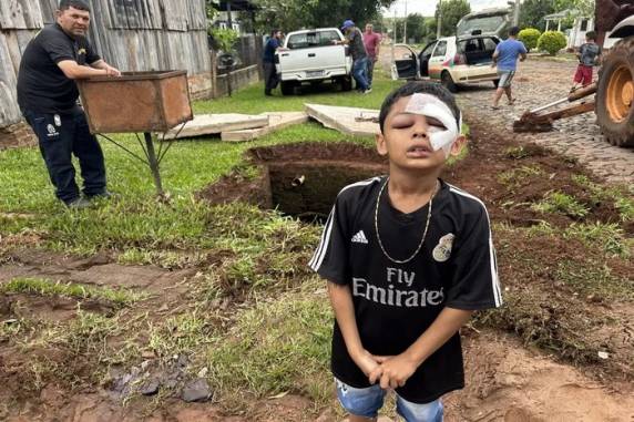 Menino brincava na rua quando foi puxado pela força da água; ele percorreu cerca de duas quadras por dentro da canalização