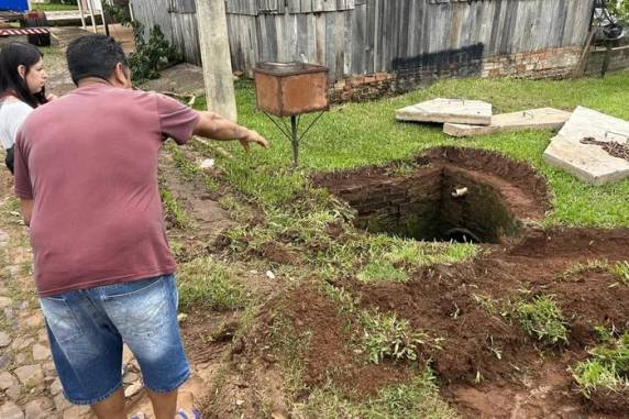 Menino brincava na rua quando foi puxado pela força da água; ele percorreu cerca de duas quadras por dentro da canalização