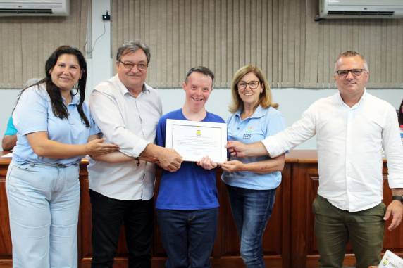 De autoria do vereador Alexandre Ott, a moção de homenagem para a instituição, bem como alunos, professores e diretoria, foi concedida pela conquista de seis premiações no X Festival Regional Nossa Arte, realizado em outubro em Três Passos.
