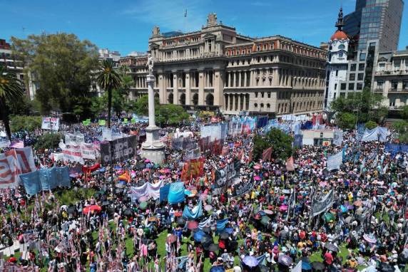 Chefe do Executivo encaminhou proposta, denominada Lei de Bases e Pontos para Liberdade dos Argentinos, ao Congresso na quarta-feira (27). Texto conta com 664 artigos