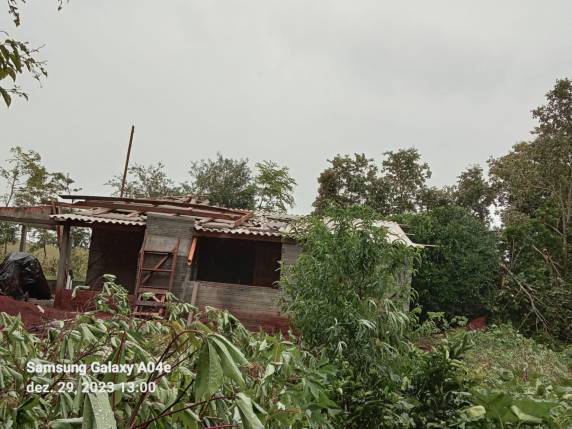 O vento forte causou destelhamento e quedas de árvores.