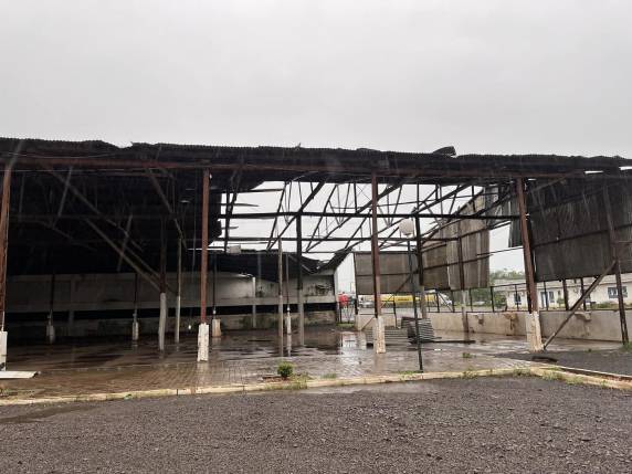 O tradicional pavilhão onde ocorre anualmente a festa de Nossa Senhora de Navegantes e, que poucos meses ocorreu o Festival Gastronômico, teve boa parte de sua cobertura arrancada pela força do vento.