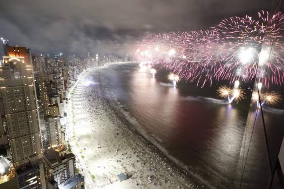 Espetáculo no céu da Praia Central começou às 23h51. Virada teve também fogos de artifício a partir da meia-noite.