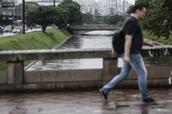 Presença de ar quente e úmido sobre o RS propicia a formação de nuvens carregadas