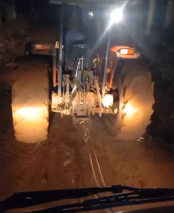 Em dias de chuvas caminhão precisa ser puxado por trator, e produtores ficam sem o recolhimento do produto