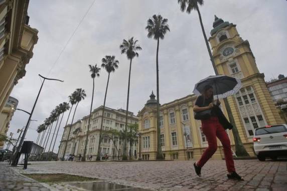 Frente fria favorece a formação de nuvens carregadas no território gaúcho