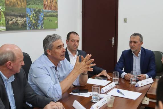 Entre os participantes, o secretário de Política Agrícola do Ministério da Agricultura, Neri Geller; o presidente da Companhia Nacional de Abastecimento (Conab), Edegar Pretto; o secretário estadual da Agricultura, Giovani Feltes; o presidente da Federação das Associações dos Arrozeiros do Rio Grande do Sul (Federarroz), Alexandre Azevedo Velho; e o presidente do Instituto Rio Grandense do Arroz (Irga), Rodrigo Machado.