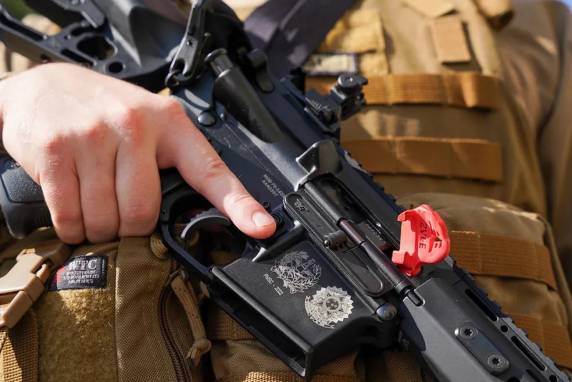 Decisão foi divulgada na quinta-feira (11). Decisão de Carmen Lúcia salienta que editais desrespeitam a regra constitucional da igualdade de gênero.